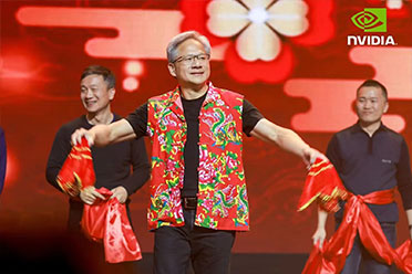 英伟达CEO黄仁勋低调来华 穿“东北大花”参加年会